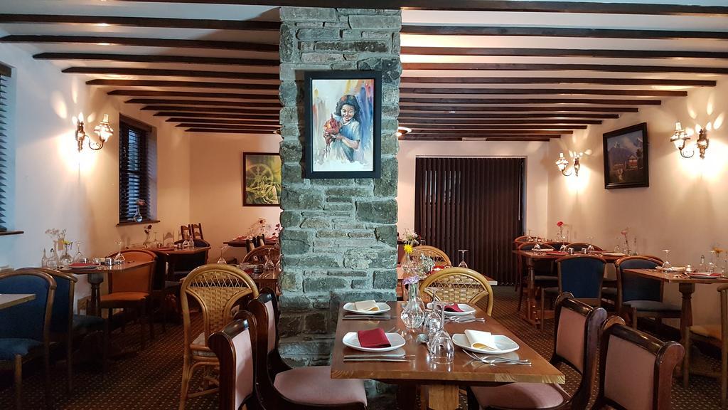 New Gurkha Inn 布雷肯 外观 照片