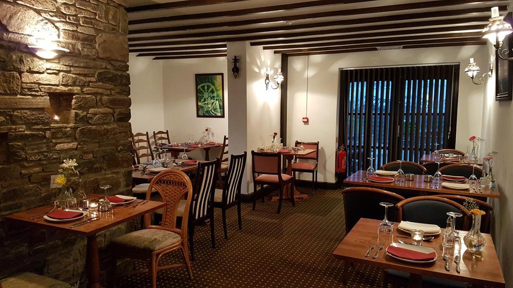 New Gurkha Inn 布雷肯 外观 照片